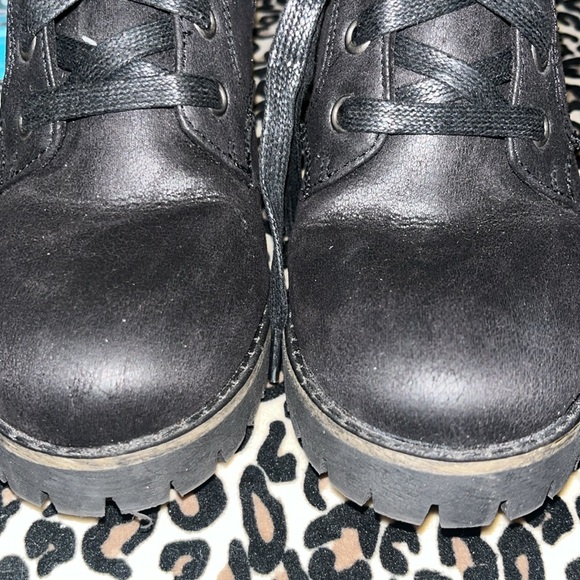 Steve Madden Black Booties With Faux Fur Ankle & Chunky Soles Distressed Look - Picture 10 of 10